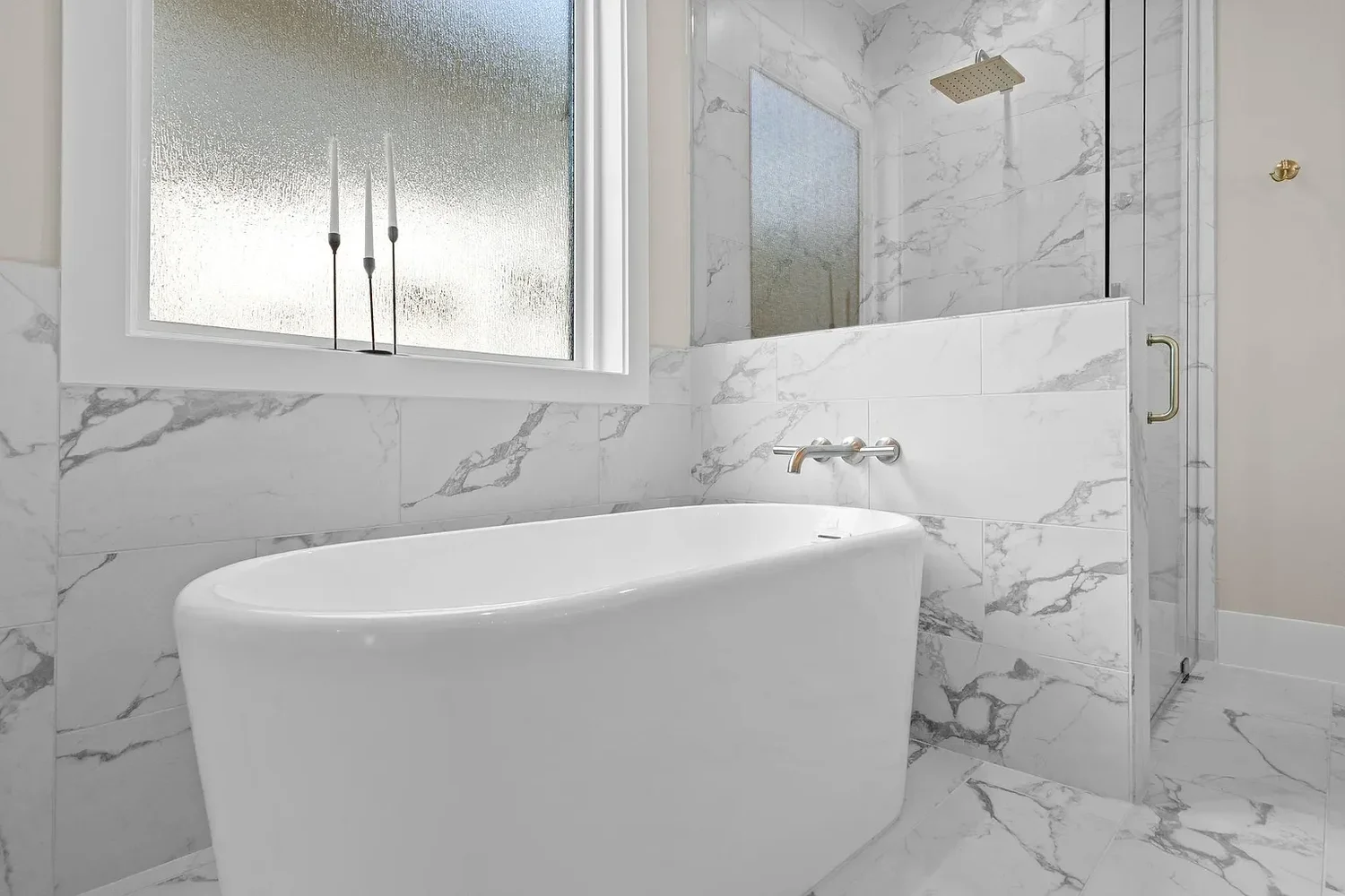 Spa bath with mirrored feature wall