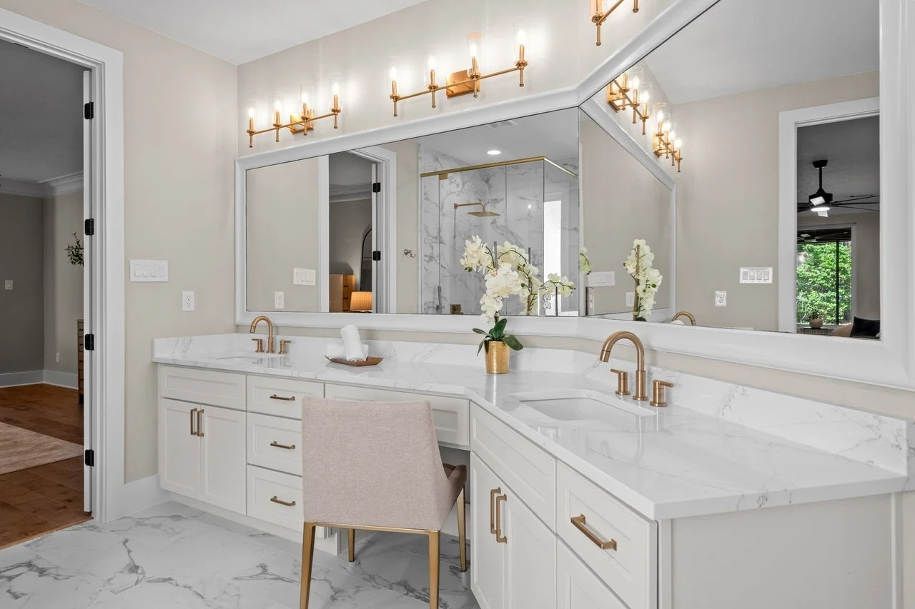 Dual-vanity bath in natural stone